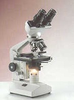 Een binoculaire lichtmicroscoop met vergrotingen tot maximaal 1000 x